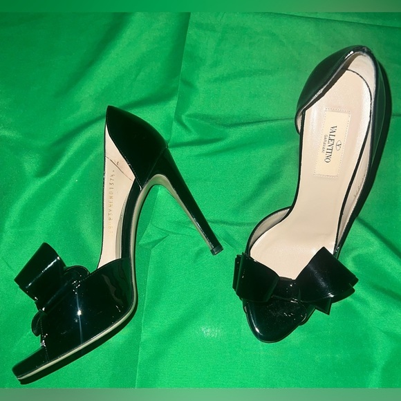 Elegant Black Patent Leather Valentino Heels with Bow size 37.5 - Picture 4 of 16